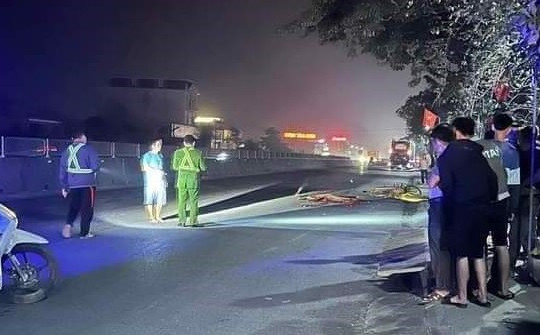 Xe đầu kéo va chạm với xe máy, 1 người bị cán tử vong