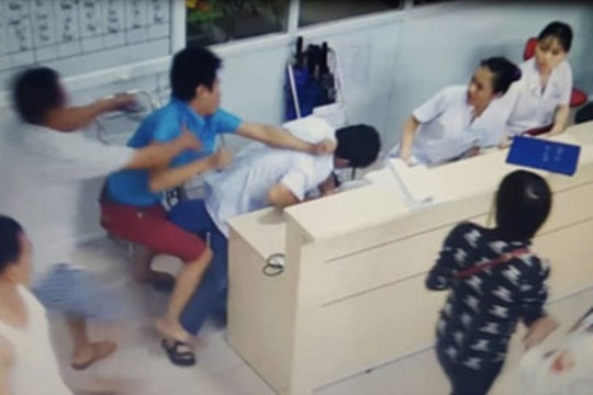 Bác sĩ có quyền từ chối, chậm cấp cứu bệnh nhân hay không?