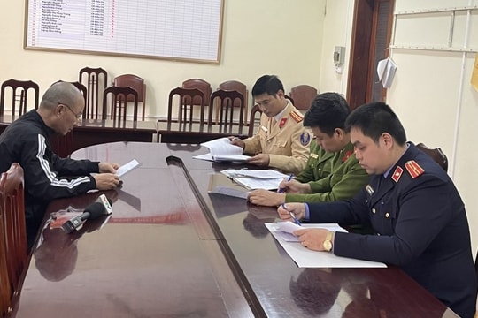 Tài xế say rượu chửi, đánh CSGT bị tước giấy phép lái xe 23 tháng