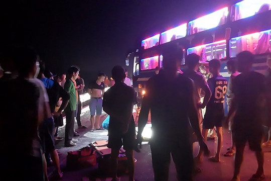 Ô tô tải với xe khách đối đầu nhau trên cao tốc Cam Lộ - La Sơn