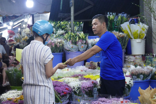 Chợ hoa lớn nhất TP.HCM đìu hiu mùa Valentine
