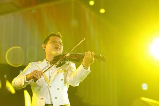 Nghệ sĩ Hy Đạt "phải lòng" với cây đàn violin