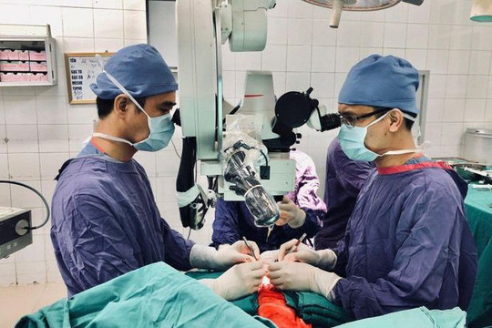 Nối thành công toàn bộ da đầu, tai và mi mắt bị lột đứt rời