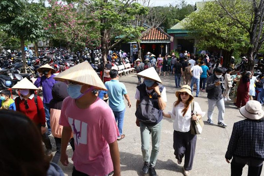 Nữ du khách Hàn Quốc nhận lại số tiền bị tài xế "chặt chém"