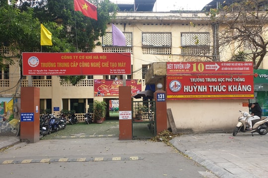 Hà Nội: Học sinh dùng dao đâm người ngoài cổng trường