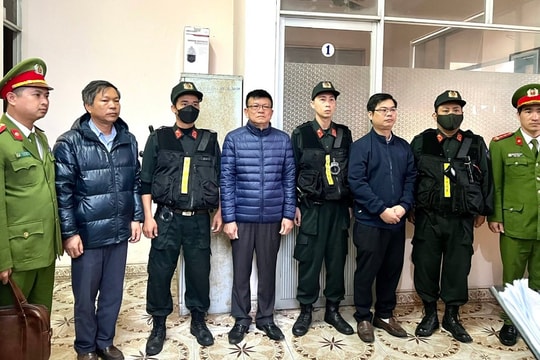 Bắt Giám đốc và hai cấp phó Trung tâm đăng kiểm xe cơ giới Thừa Thiên - Huế