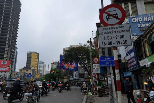 Hà Nội nói về việc rà soát, dỡ bỏ biển cấm taxi trên 11 tuyến phố