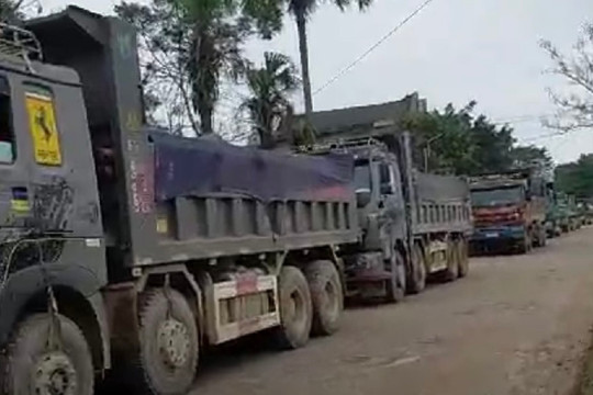 Thanh Hóa: Dân bức xúc chặn xe tải chở đất thi công cao tốc Bắc - Nam