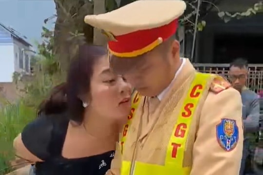 Tạm giữ hình sự người phụ nữ lăng mạ lực lượng CSGT
