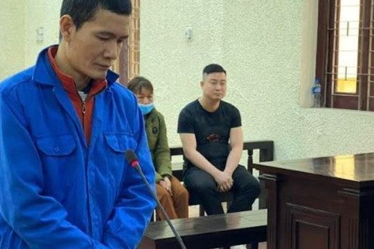 Trèo tường nhà kho lấy trộm tài sản của trường học