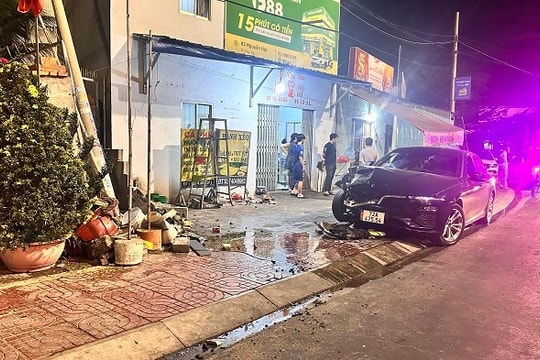 Xe mất lái lao lên vỉa hè tông vào hai người đang ngồi hát karaoke