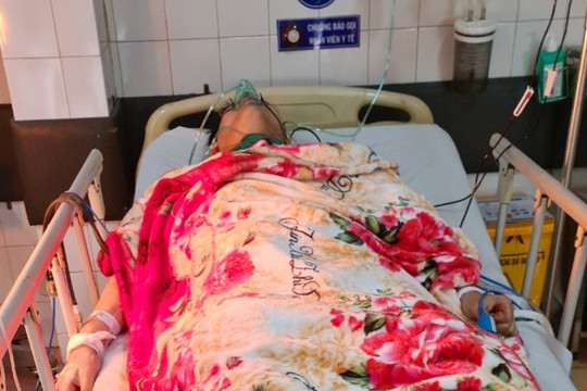 Một học sinh bị đâm thủng phổi tại quán bida