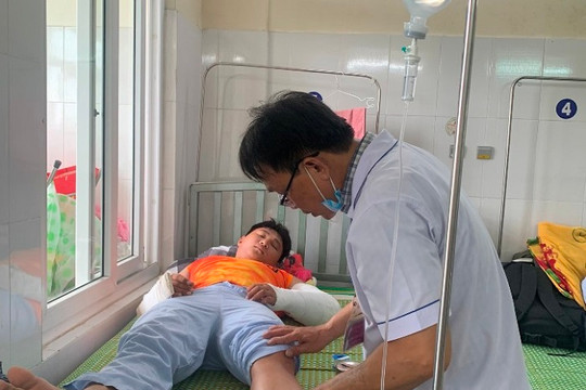 Nam shipper bị đánh gãy hai tay khi đi giao hàng đã được phẫu thuật