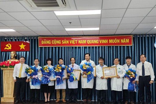 TP.HCM tặng bằng khen 6 tập thể cứu sống bệnh nhi viêm cơ tim tối cấp