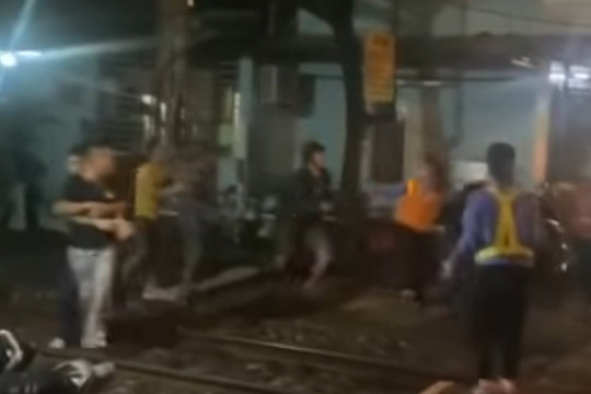 Nhân viên gác chắn tàu bị nhóm người hành hung