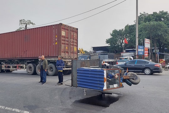 Xe đầu kéo và xe ba gác va chạm, 1 người bị thương nặng
