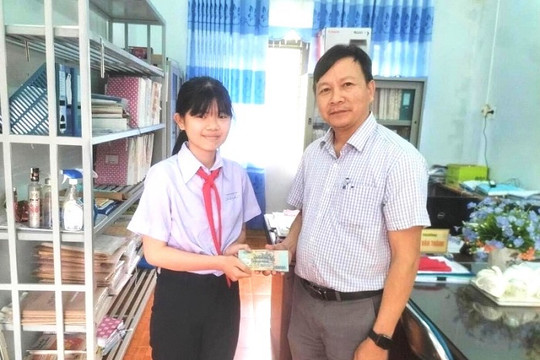 Tuyên dương nữ học sinh lớp 7 trả lại tài sản cho người đánh rơi