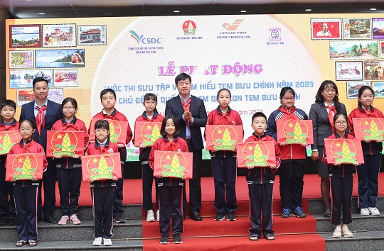Thi sưu tập và tìm hiểu tem bưu chính về Tổ quốc Việt Nam