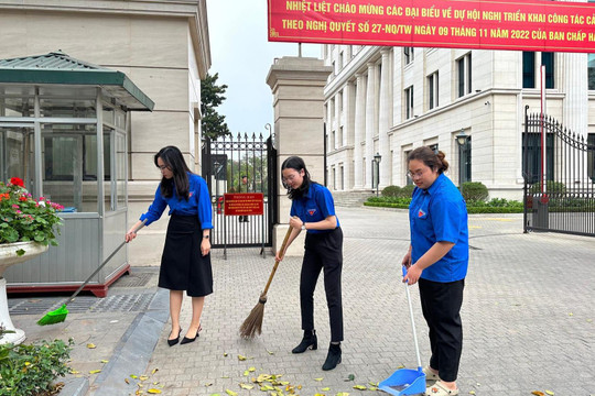 Đoàn viên, thanh niên TANDTC tham gia dọn dẹp vệ sinh môi trường  