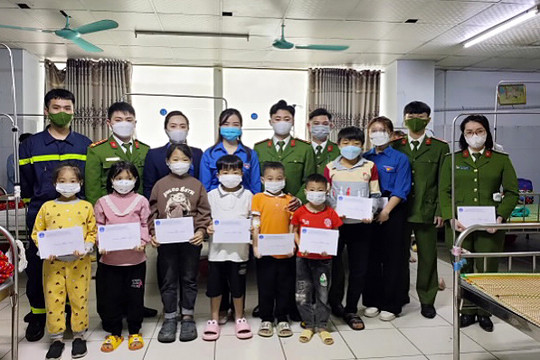 Đoàn Thanh niên TAND tỉnh Tuyên Quang tặng quà bệnh nhi có hoàn cảnh khó khăn