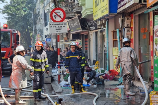 Cháy tiệm giặt là trên phố Đội Cấn