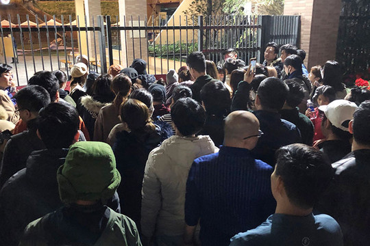 Hà Nội: Phụ huynh xếp hàng xuyên đêm mua hồ sơ vào lớp 1