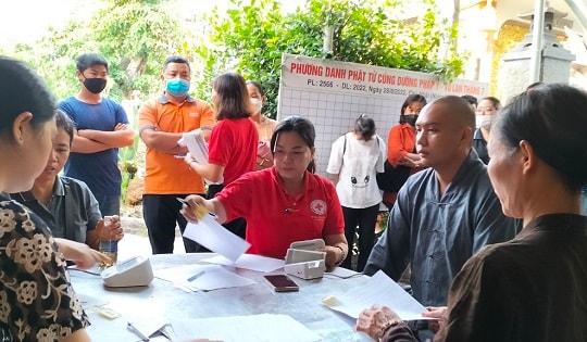 Tăng ni và người dân cùng tham gia hiến máu tri ân ngày Thầy thuốc Việt Nam