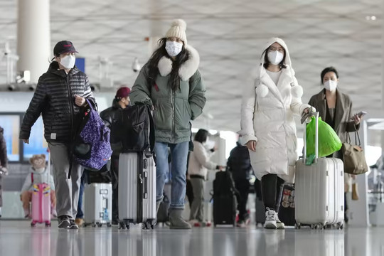 Nhật Bản bỏ yêu cầu bắt buộc xét nghiệm COVID-19 đối với hành khách từ Trung Quốc