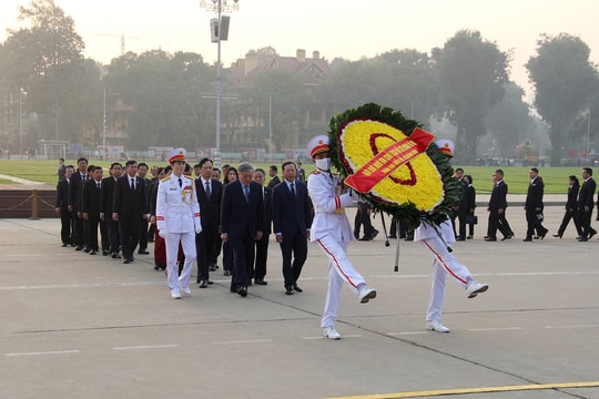 Đoàn đại biểu Tòa án vào Lăng viếng Chủ tịch Hồ Chí Minh