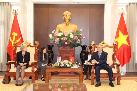 Chánh án Nguyễn Hòa Bình tiếp xã giao Giám đốc Trung tâm Tư pháp Liên bang Hoa Kỳ