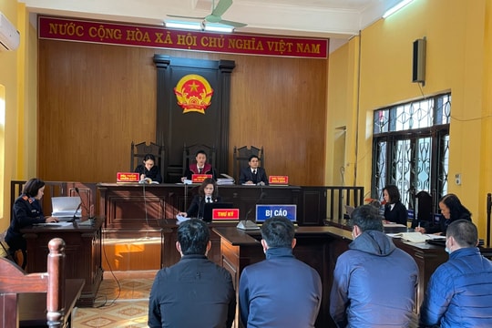 TAND huyện Văn Quan xét xử các bị cáo làm giả giấy phép lái xe