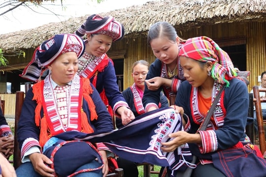Ứng dụng công nghệ số để bảo tồn, phát huy giá trị văn học dân gian của các dân tộc thiểu số