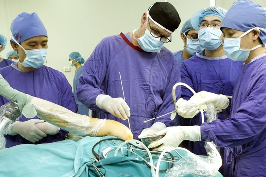 Cạn vật tư, hóa chất: Bệnh viện Việt Đức hạn chế mổ, bệnh nhân lo "sốt vó"