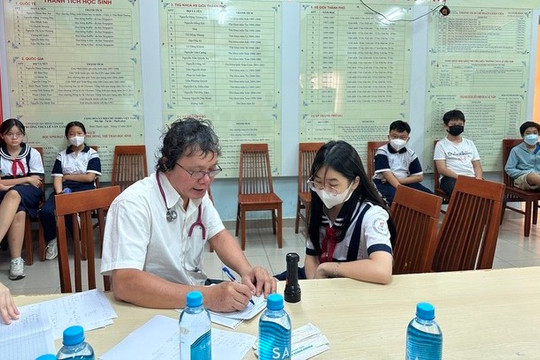 TPHCM: Hàng trăm học sinh nghỉ học vì nhiễm siêu vi hô hấp