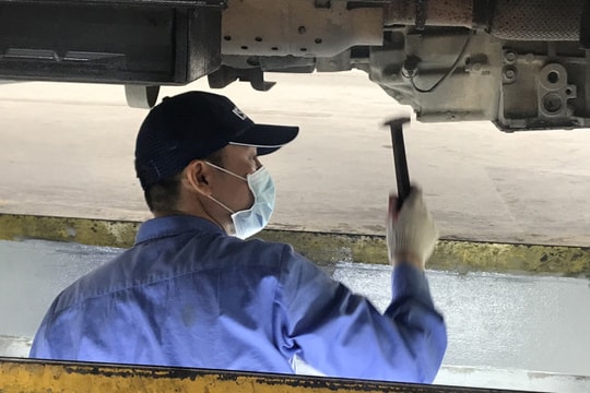 Đăng kiểm viên bị khởi tố có được tiếp tục đi làm không?