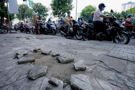 Khẩn trương sửa chữa vỉa hè bị hư hỏng