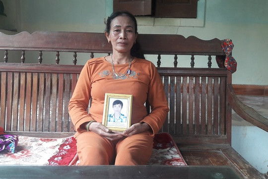 Mẹ già mòn mỏi chờ con sau một thập kỷ chìm tàu trên biển
