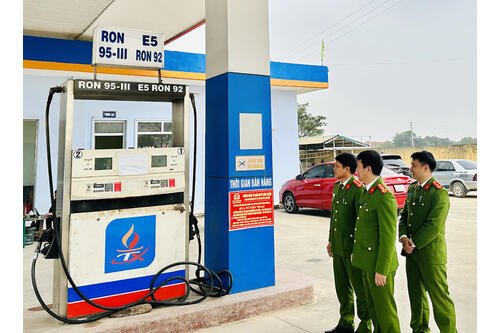 Đang bị đình chỉ vẫn lén lút bán xăng dầu