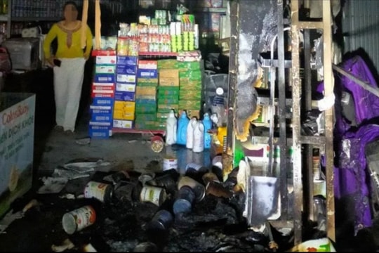 Cửa hàng bị ném "bom xăng", một phụ nữ bỏng nặng