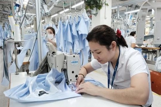 Doanh nghiệp dệt may xoay sở đủ cách ổn định lao động