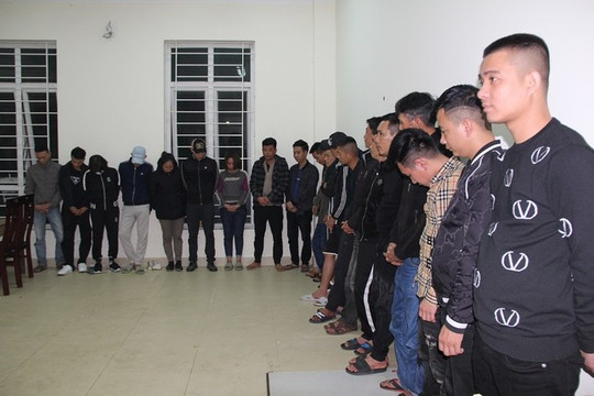 Nghệ An: Bắt 21 đối tượng say sưa đánh bạc trong ngôi nhà kiên cố