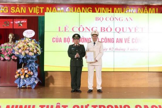 Thiếu tướng Đinh Văn Nơi trao quyết định bổ nhiệm Phó Giám đốc Công an tỉnh Quảng Ninh
