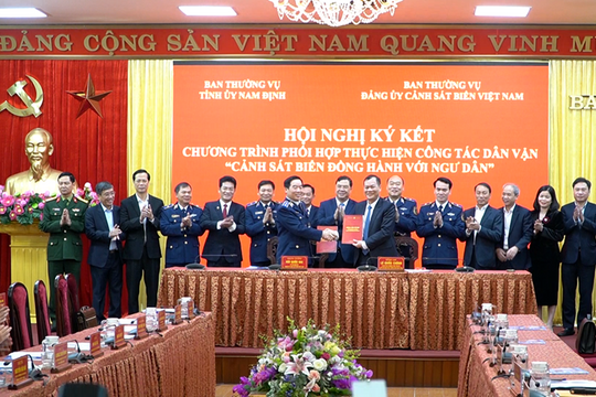 Ký kết Chương trình "Cảnh sát biển đồng hành với ngư dân" tại Nam Định