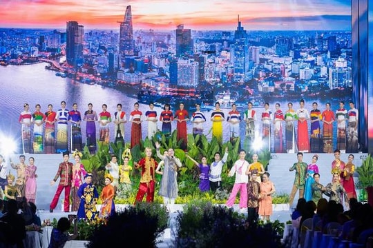 Lễ hội Áo dài TP. Hồ Chí Minh quảng bá du lịch ra thế giới qua BST áo dài của NTK Đỗ Trịnh Hoài Nam