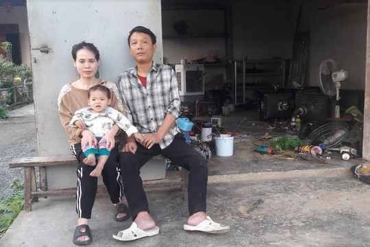 Chàng trai khuyết tật “mê” sửa đồ điện và câu chuyện tình đẹp
