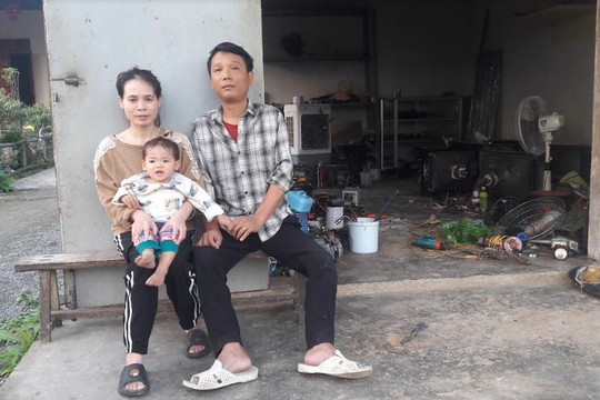 Chàng trai khuyết tật “mê” sửa đồ điện và câu chuyện tình đẹp
