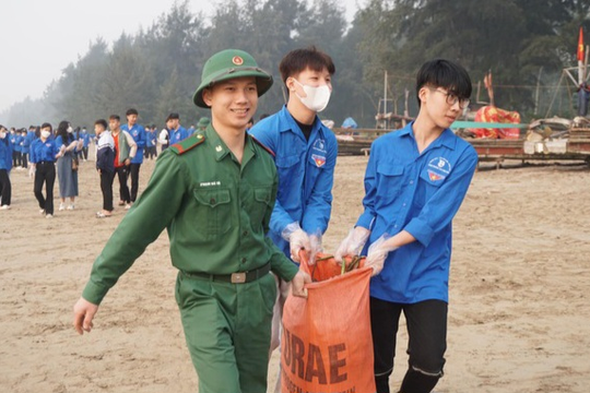 Hàng trăm thanh niên tổ chức dọn rác bãi biển Sầm Sơn