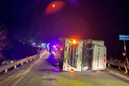 Tạm giam tài xế vụ xe tải lật đè lên ô tô khiến 2 người tử vong