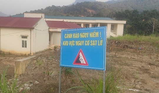 Hàng trăm học sinh và thầy, cô giáo phải đi học nhờ do nguy cơ sạt lở đất