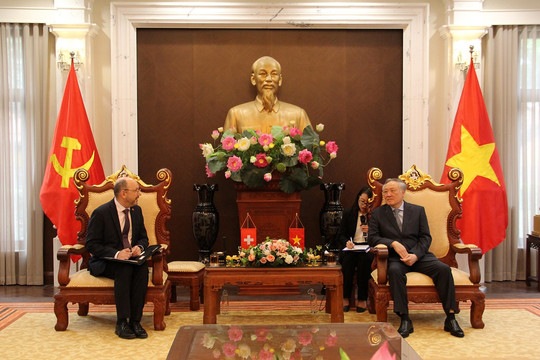 Chánh án TANDTC Nguyễn Hòa Bình tiếp xã giao Đại sứ Thụy Sĩ tại Việt Nam